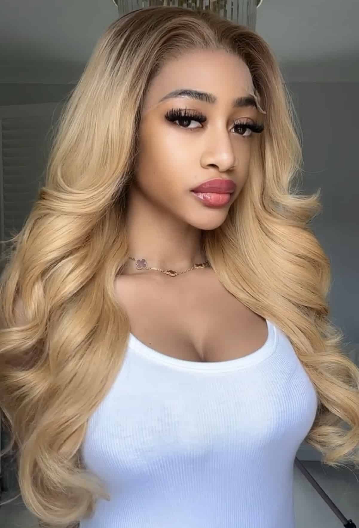 MAIN CHARACTER BLONDE