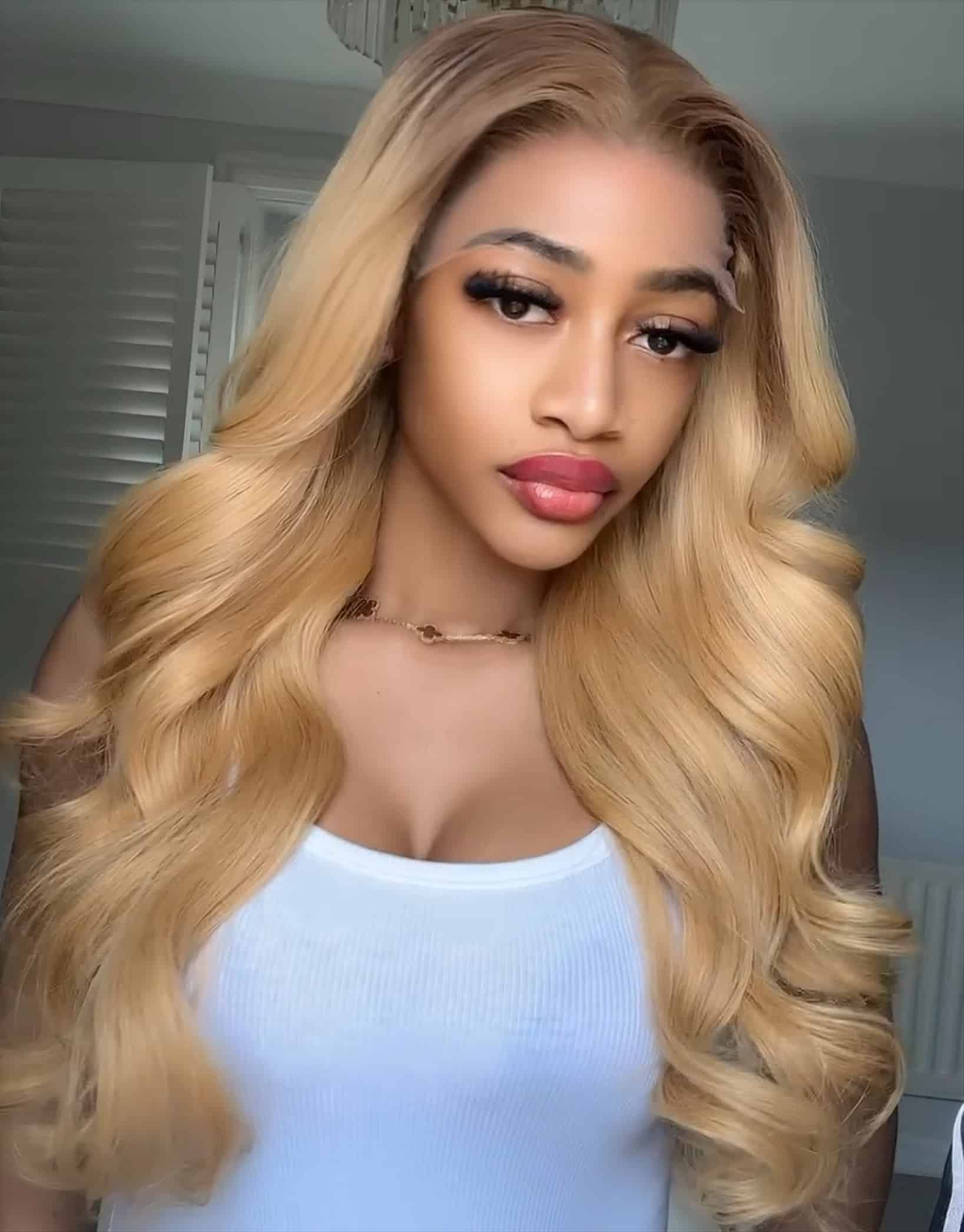 MAIN CHARACTER BLONDE